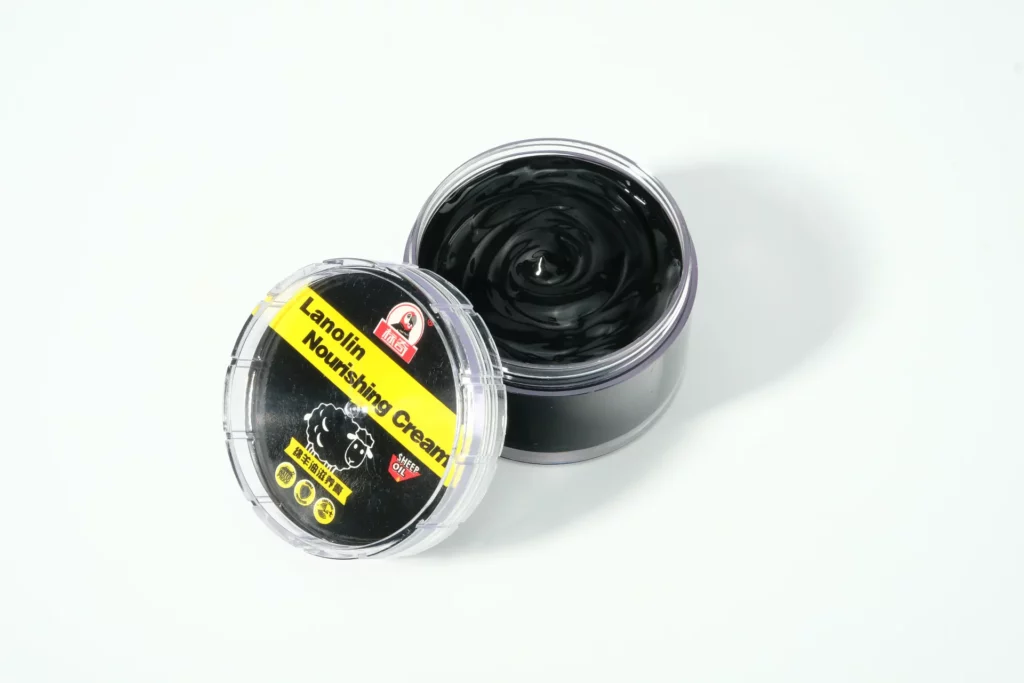 Nourishing shoe polish cream